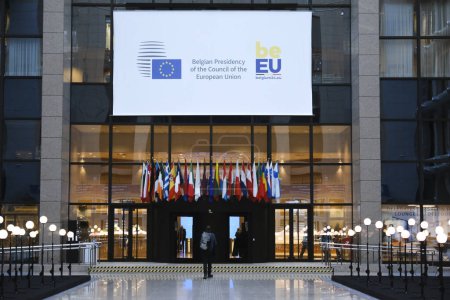 Foto de Una visión de un estandarte en las oficinas del Consejo de la UE que marca la toma de posesión de la presidencia rotatoria del Consejo Europeo por Bélgica en Bruselas el 16 de enero de 2024 - Imagen libre de derechos