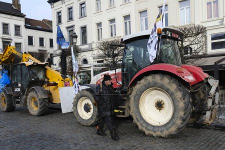 Téléchargez les photos : Les agriculteurs français et belges manifestent devant le Parlement européen à Bruxelles, en Belgique, le 24 janvier 2024. - en image libre de droit
