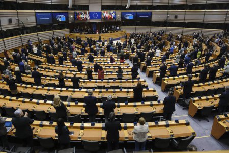 Foto de Miembros del Parlamento Europeo están de pie por un momento de silencio durante una sesión plenaria antes del Día del Recuerdo del Holocausto en el Parlamento Europeo en Bruselas, Bélgica, el 25 de enero de 2023 - Imagen libre de derechos