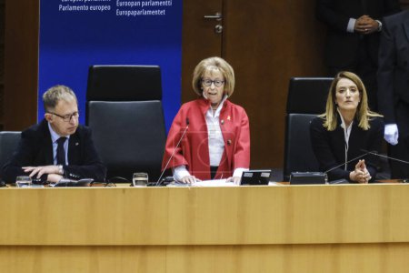 Foto de Irene Shashar, una sobreviviente del gueto de Varsovia, se dirige al plenario del Parlamento Europeo antes del Día del Recuerdo del Holocausto en el Parlamento Europeo en Bruselas, Bélgica, el 25 de enero de 2023. - Imagen libre de derechos