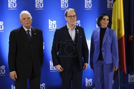 Foto de El Vicepresidente Josep Borrell y la Ministra de Asuntos Exteriores Hadja LAHBIB dan la bienvenida a Tobias Billstrom, Ministro antes de la reunión informal de los Ministros de Asuntos Exteriores de la UE en Bruselas, Bélgica, el 3 de febrero de 2024.. - Imagen libre de derechos