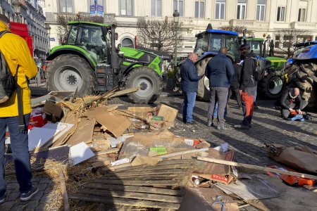 Téléchargez les photos : Les agriculteurs bloquent une route avec des tracteurs près du Parlement européen lors d'une manifestation contre les pressions sur les prix, les taxes et la réglementation verte, le jour d'un sommet de l'UE à Bruxelles, Belgique 1 février 2024. - en image libre de droit