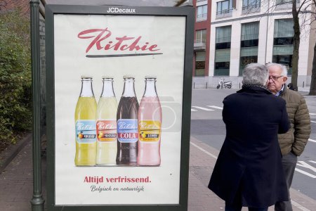 Téléchargez les photos : Publicité de Ritchie drinks company display à l'arrêt de bus dans le centre de Bruxelles, Belgique le 13 février 2024. - en image libre de droit