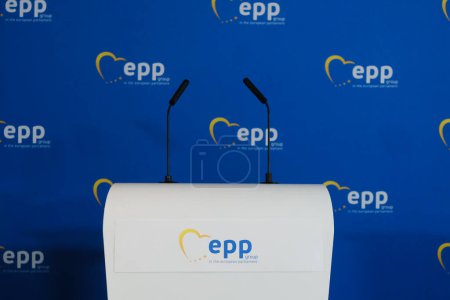 Téléchargez les photos : Un podium de presse avant la conférence de presse du parti PPE au Parlement européen à Bruxelles, Belgique, le 21 février 2024. - en image libre de droit