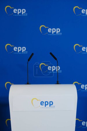 Téléchargez les photos : Un podium de presse avant la conférence de presse du parti PPE au Parlement européen à Bruxelles, Belgique, le 21 février 2024. - en image libre de droit