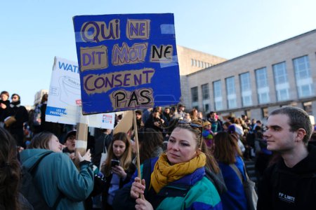 Foto de Manifestantes sostienen pancartas y corean consignas durante una manifestación para conmemorar el Día Internacional de la Mujer en Bruselas, Bélgica, 8 de marzo de 2024 - Imagen libre de derechos