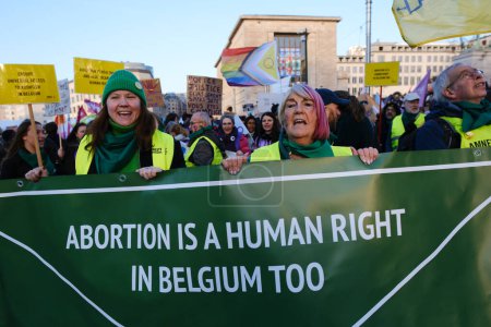 Foto de Manifestantes sostienen pancartas y corean consignas durante una manifestación para conmemorar el Día Internacional de la Mujer en Bruselas, Bélgica, 8 de marzo de 2024 - Imagen libre de derechos