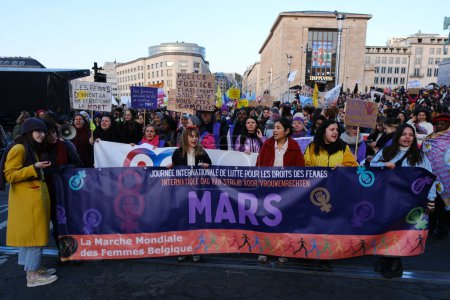 Des gens participent à une manifestation pour appeler à l'égalité des sexes et exiger la fin de la violence à l'égard des femmes pour marquer la Journée internationale de la femme à Bruxelles, Belgique, le 8 mars 2024. 