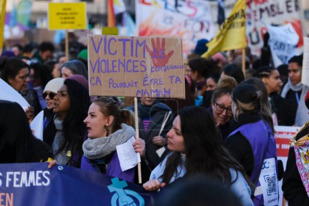 Des gens participent à une manifestation pour appeler à l'égalité des sexes et exiger la fin de la violence à l'égard des femmes pour marquer la Journée internationale de la femme à Bruxelles, Belgique, le 8 mars 2024. 