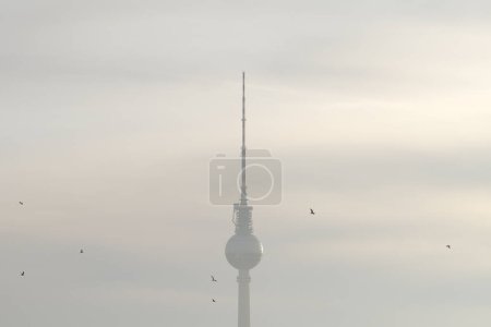 Foto de Vista del Fernsehturm, Torre de Televisión en el centro de Berlín durante una mañana brumosa en Berlín, Alemania el 15 de marzo de 2024. - Imagen libre de derechos