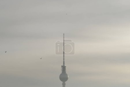 Foto de Vista del Fernsehturm, Torre de Televisión en el centro de Berlín durante una mañana brumosa en Berlín, Alemania el 15 de marzo de 2024. - Imagen libre de derechos