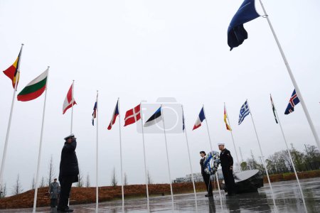 Foto de Ceremonia de colocación de guirnaldas por el Secretario General de la OTAN y el Presidente del Comité Militar durante una ceremonia con motivo del 75 aniversario de la OTAN en Bruselas, Bélgica, el 4 de abril de 2024. - Imagen libre de derechos