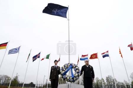 Foto de Ceremonia de colocación de guirnaldas por el Secretario General de la OTAN y el Presidente del Comité Militar durante una ceremonia con motivo del 75 aniversario de la OTAN en Bruselas, Bélgica, el 4 de abril de 2024. - Imagen libre de derechos