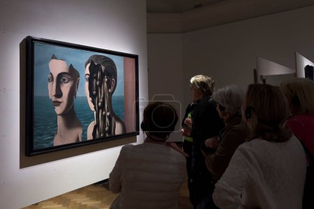 Téléchargez les photos : Les visiteurs regardent des peintures d'artistes surréalistes lors de l'exposition "Le surréalisme en Belgique" au Musée Bozar à Bruxelles, Belgique, le 6 avril 2024. - en image libre de droit