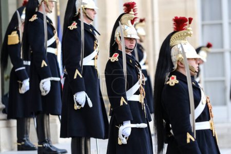 Foto de Guardias republicanos franceses están en el patio del Palacio Elíseo en París, Francia el 14 de marzo de 2024. - Imagen libre de derechos