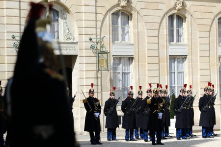 Téléchargez les photos : Les gardes républicains français se tiennent dans la cour du palais de l'Elysée à Paris, en France, le 14 mars 2024. - en image libre de droit