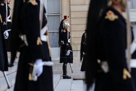Téléchargez les photos : Les gardes républicains français se tiennent dans la cour du palais de l'Elysée à Paris, en France, le 14 mars 2024. - en image libre de droit
