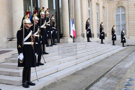 Foto de Guardias republicanos franceses están en el patio del Palacio Elíseo en París, Francia el 14 de marzo de 2024. - Imagen libre de derechos
