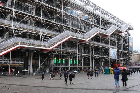 Foto de Turistas pasean fuera del Centro Pompidou en París, Francia en Marzo 29, 2024. - Imagen libre de derechos
