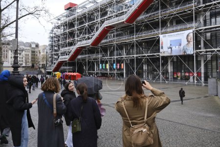 Téléchargez les photos : Promenade des touristes devant le Centre Pompidou à Paris, France le 29 mars 2024. - en image libre de droit