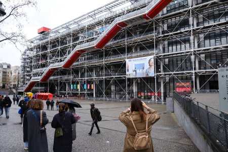 Téléchargez les photos : Promenade des touristes devant le Centre Pompidou à Paris, France le 29 mars 2024. - en image libre de droit