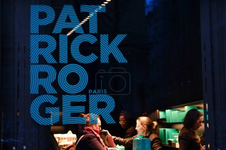 Téléchargez les photos : Vue extérieure de la pâtisserie Patrick Roger à Paris, France le 29 mars 2024. - en image libre de droit
