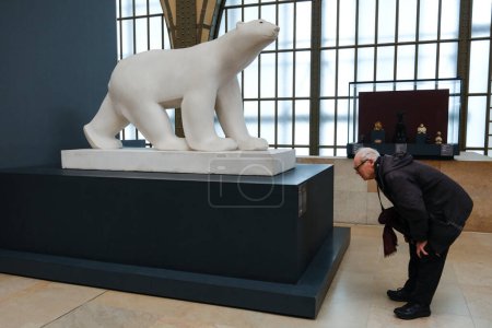 Téléchargez les photos : Les visiteurs regardent des peintures d'artistes au Musée d'Orsay à Paris, en France, le 30 mars 2024 - en image libre de droit