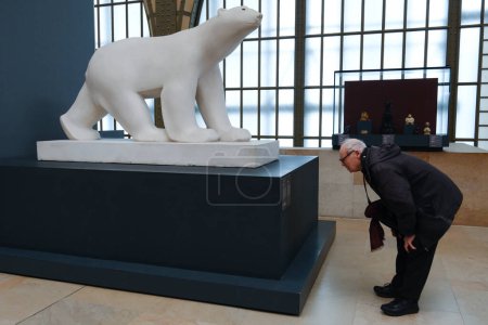 Téléchargez les photos : Les visiteurs regardent des peintures d'artistes au Musée d'Orsay à Paris, en France, le 30 mars 2024 - en image libre de droit