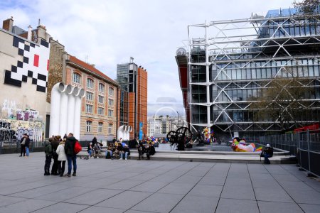 Téléchargez les photos : Promenade des touristes devant le Centre Pompidou à Paris, France le 31 mars 2024. - en image libre de droit