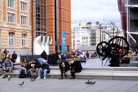 Téléchargez les photos : Promenade des touristes devant le Centre Pompidou à Paris, France le 31 mars 2024. - en image libre de droit