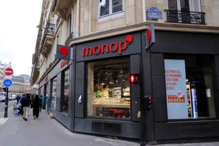 Téléchargez les photos : Vue extérieure du magasin monop à Paris, France, 31 mars 2024. - en image libre de droit