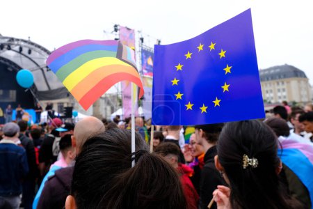 Foto de La gente se reúne para el "Orgullo Belga", una manifestación de personas lesbianas, gays, bisexuales y transgénero en Bruselas, Bélgica, el 18 de mayo de 2024. - Imagen libre de derechos