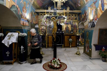 Téléchargez les photos : Les fidèles chrétiens orthodoxes participent à la cérémonie spéciale de la crucifixion de Jésus-Christ dans l'église orthodoxe de Naxos, en Grèce, le 2 mai 2024. - en image libre de droit