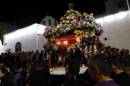 Téléchargez les photos : Les fidèles chrétiens orthodoxes participent à la litanie épitaphe lors du Vendredi Saint après-midi à Naxos, en Grèce, le 3 mai 2024. - en image libre de droit