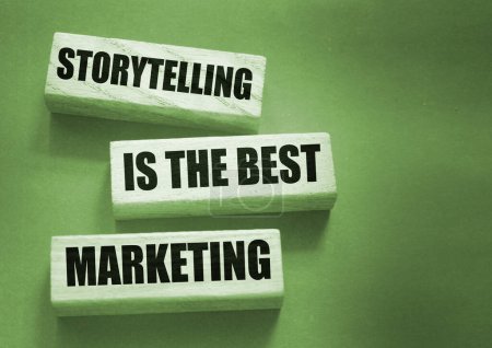 Téléchargez les photos : Storytelling est le meilleur des mots marketing sur les blocs de bois. Le marketing motivationnel PR concept de publicité. - en image libre de droit