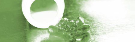 Foto de Fish fat Aceite geles pastillas con Omega-3 derramamiento de aceite de la botella de la píldora de cerca. Concepto de medicina sanitaria. - Imagen libre de derechos