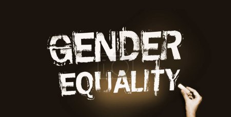 Foto de Igualdad de género en pizarra y mano con tiza. Igualdad de retribución e igualdad de derechos entre hombres y mujeres. - Imagen libre de derechos