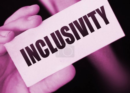 Téléchargez les photos : Inclusivité écrite sur une carte à la main des hommes d'affaires. Diversité et tolérance en milieu de travail esprit d'équipe concept de bien-être social. - en image libre de droit