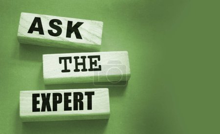 Demandez les mots d'expert sur les blocs de bois. Consultation d'un professionnel, d'un maître ou d'un consultant pour un concept d'entreprise de solutions et de conseils.