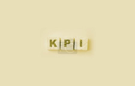Téléchargez les photos : KPI Word écrit en cubes de bois, indicateur de performance clé. Concept d'entreprise. - en image libre de droit