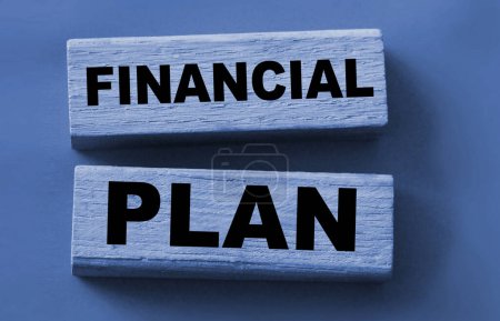 Zwei Holzklötze mit der Aufschrift Finanzplan sind rot. Geschäfts- oder Rentenkonzept.