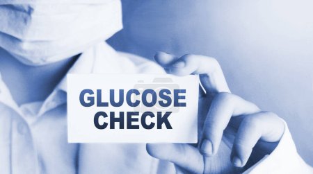 Téléchargez les photos : Médecin titulaire d'une carte avec Glucose Check concept médical. - en image libre de droit