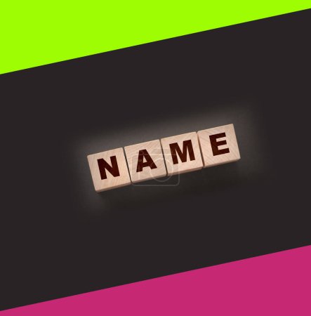 Foto de Nombre palabra con bloque de madera en pizarra negra. Concepto de marca comercial o personal. - Imagen libre de derechos