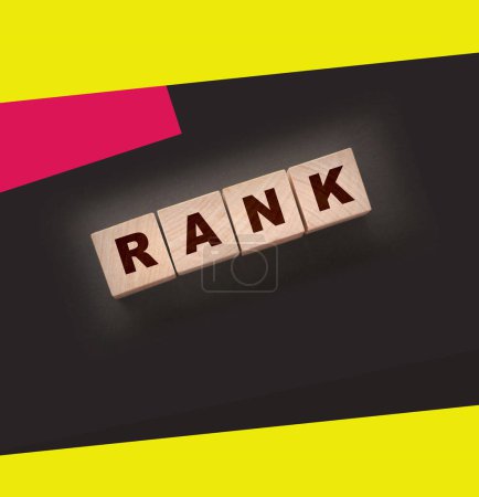 Foto de RANK texto sobre un fondo negro sobre cubos de madera. Ranking Concepto SEO. - Imagen libre de derechos