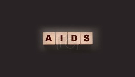 Téléchargez les photos : Abréviation du sida écrite sur des cubes de bois. Concept de soins de santé. MST maladies sexuellement transmissibles. - en image libre de droit