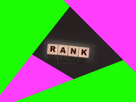 Foto de RANK texto sobre un fondo negro sobre cubos de madera. Ranking Concepto SEO. - Imagen libre de derechos