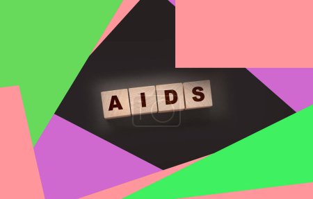 Téléchargez les photos : Abréviation du sida écrite sur des cubes de bois. Concept de soins de santé. MST maladies sexuellement transmissibles. - en image libre de droit