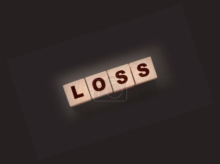 Téléchargez les photos : Cubes en bois avec mot LOSS sur la table noire. Concept d'entreprise de pertes financières. - en image libre de droit