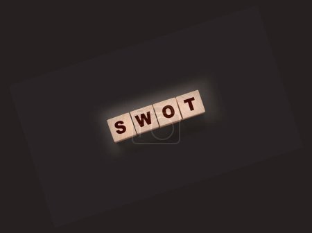 Téléchargez les photos : Abréviation SWOT sur les cubes en bois. Concept d'analyse d'entreprise. - en image libre de droit