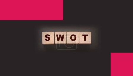 Téléchargez les photos : Abréviation SWOT sur les cubes en bois. Concept d'analyse d'entreprise. - en image libre de droit